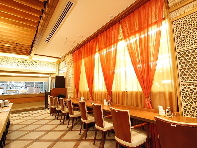 店内は落ち着いた色の照明でお洒落な空間を演出♪
パーティー利用に最適なフロアは使い方自由自在♪