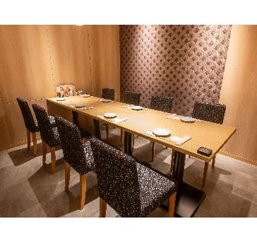 最大26名様までお席のご用意ございます。全席個室のため、他のお客様を気にせずご利用いただけます。掘りごたつ・テーブルタイプのお席がございますのでお気軽にご相談ください。