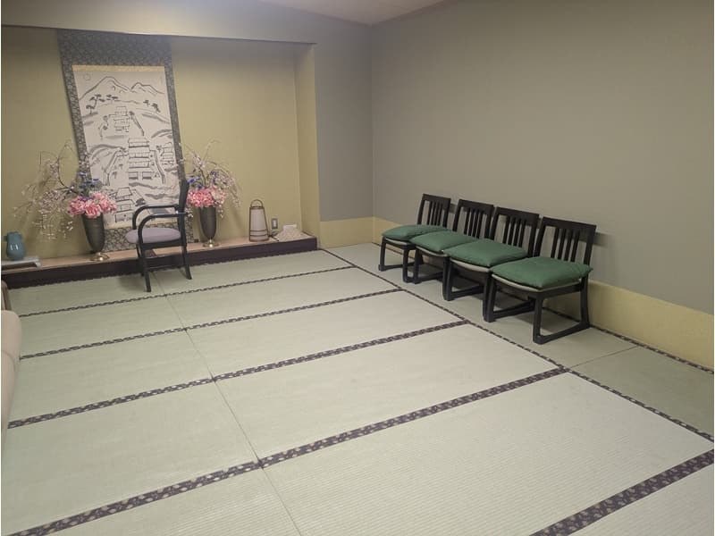 ホテル館3階にある「月の間」は、趣のある和室となっております。宴会で10名様収容可能です。
