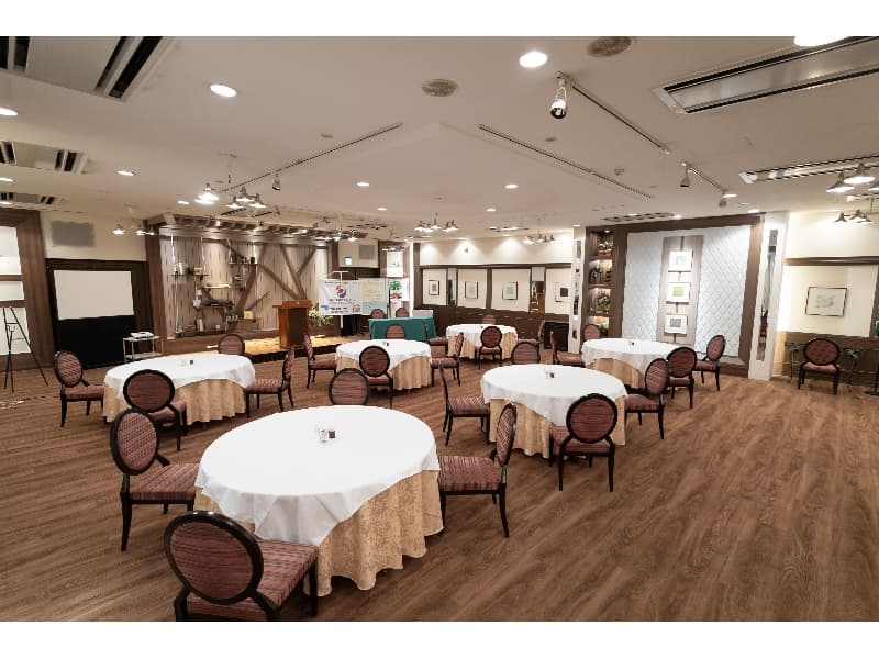 【ダイアリー】165㎡/50坪
■着席～72名様 ■立食～80名様
■スクール形式～96名様 ■シアター形式～140名様
着席コース（卓盛）スタイル