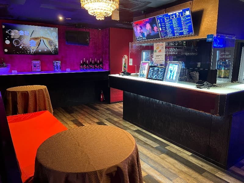 BARカウンターには、随時2名のバーテンダーが
ドリンクをメイク致します。
お飲み物のご提供を、お待てせする事はありません。