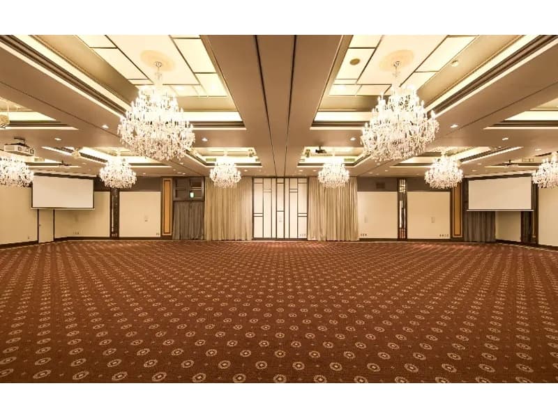【本館1階】グランフローラ横　着席～250名・立食～500名
スクール～306名・シアター～600名