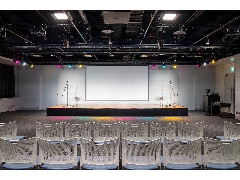 演出用照明機材完備。ハイクオリティな催事を実施可能。