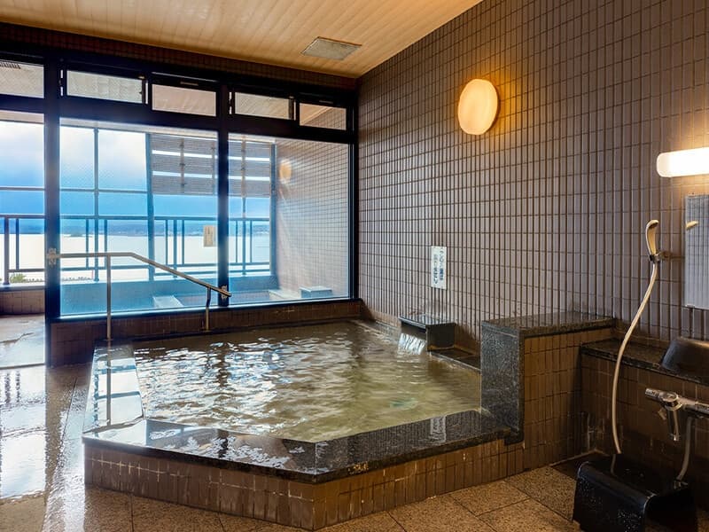 温泉もございます。
白々と立ち上がる湯けむり、湯の香りに包まれながら、のんびりと温もりのひとときをお過ごしください。
