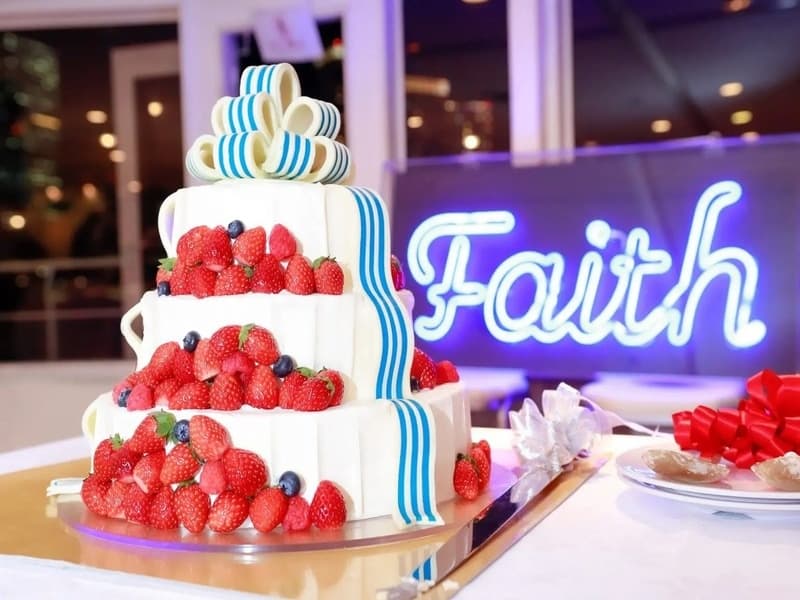 【オプション：ケーキ】
大切な記念日に欠かせないケーキをご用意いたします。
通常のホールケーキを始め、写真ケーキやデコレーションケーキまで。
結婚式や二次会のクルージングに大変お勧めなのがウエディングケーキもご用意いたします。