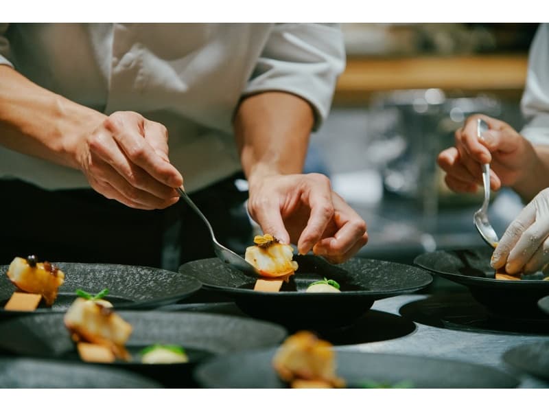 目の前で繰り広げられるダイナミックな料理