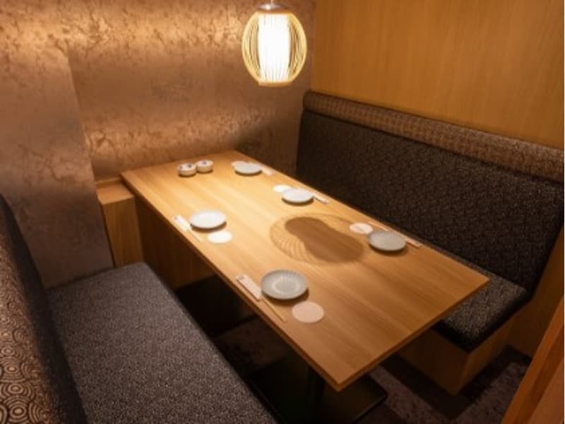 完全個室のテーブル席です。5～6名様。