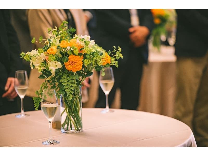 ▼お花の手配
会場を華やかに彩る装花については、イベントの趣旨やイメージに合わせてお選びいただける3種類のパッケージをご用意しております。