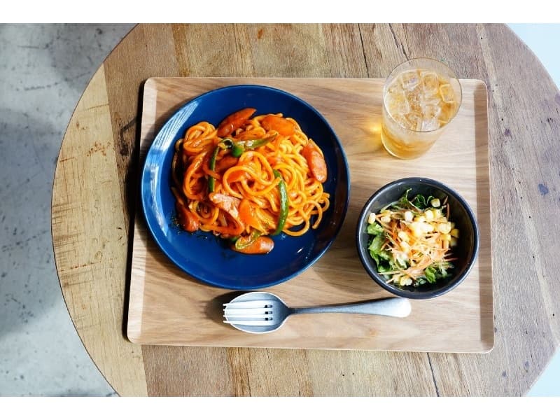 ランチ：日替わりパスタ。ナポリタン、カルボナーラなど日替わりメニューでご用意！