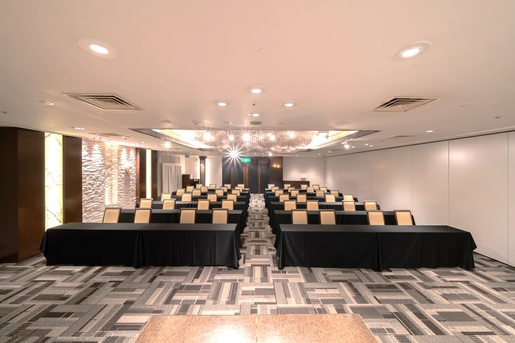 【キャンティ】
面積：140㎡
立食：80名
着席：80名
スクール：72名
シアター：128名
ロの字：48名