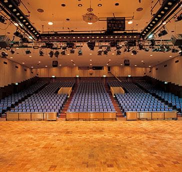 ■後楽園ホール（会場）
格闘技の聖地として知られる後楽園ホール。リングや可動席を外せば、575㎡のフラットなフロアに転換。各種イベント、講演会などにご利用いただけます。
座席数／全1,403席
固定席／南780席
可動席／東109席　西109席　北405席