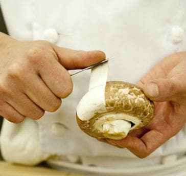 最高の食材を最高の料理にするために、一つ一つ丁寧に準備する。