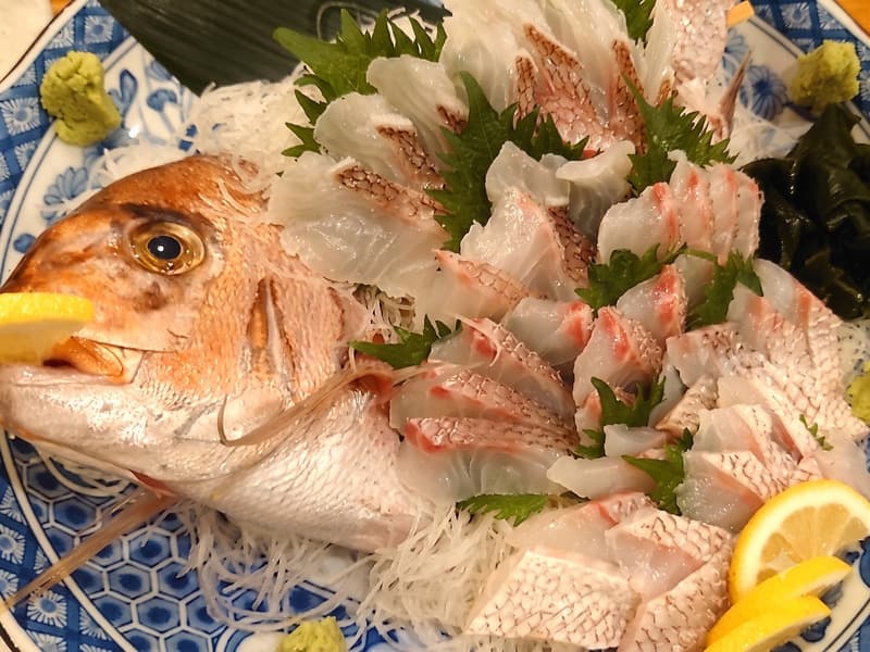 【お料理】
華やかな鯛のお造り
ご家族のお祝い、ご結婚や長寿のお席など、人生の大切な節目に彩りを添える逸品を心を込めて提供いたします。