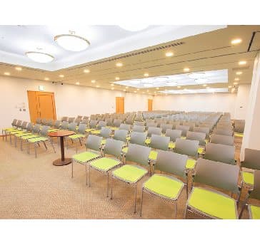当会場の中で最も広い２００㎡の会場になります。最大シアター型で２００名収容可能です。

企業説明会・講演会・研修会・会議 など様々な用途にご対応致します。
窓が大きく開放感がありアパレル展示会やイベントルームとしてのご利用にも最適です。また、ビル最上階にあり日当たり 眺めも良く最高のロケーション。
パーティー会場としても人気の会場となります。