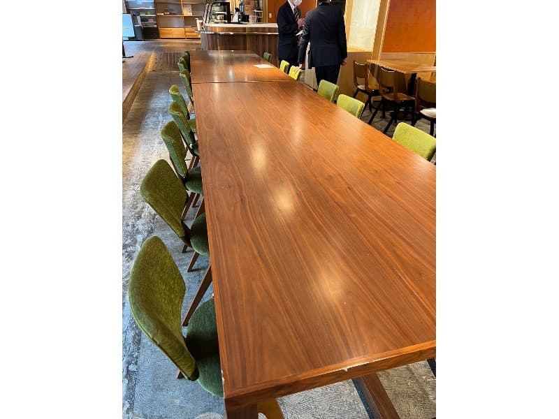 会場内_備品_長方形机（340センチ×120センチ）合計2台