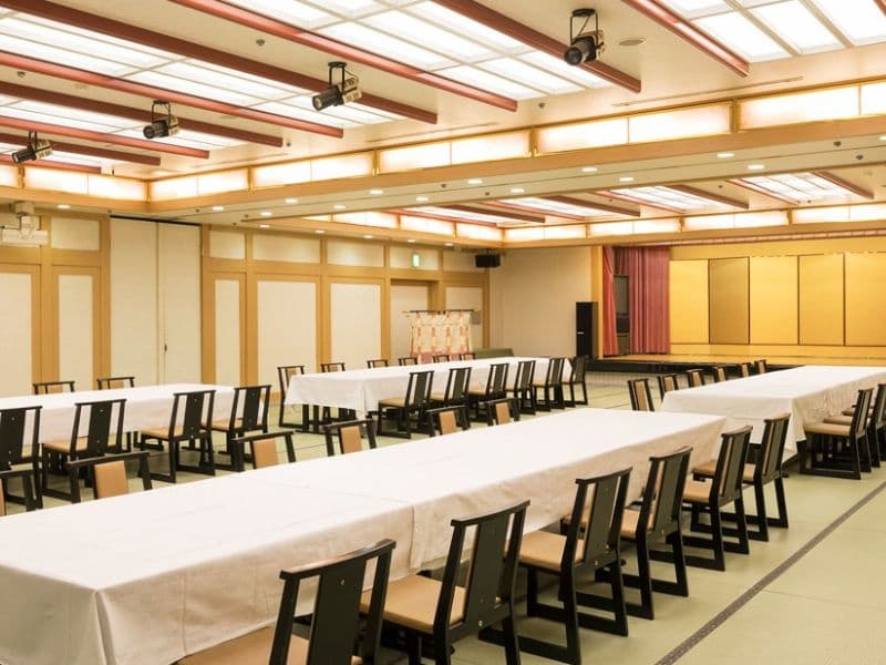 天平の間
120畳の広い和風宴会場。畳用のテーブルと椅子をセットすれば、どなたにも快適にご利用いただけます。人数に合わせてお部屋を2分割に仕切ることも可能です。