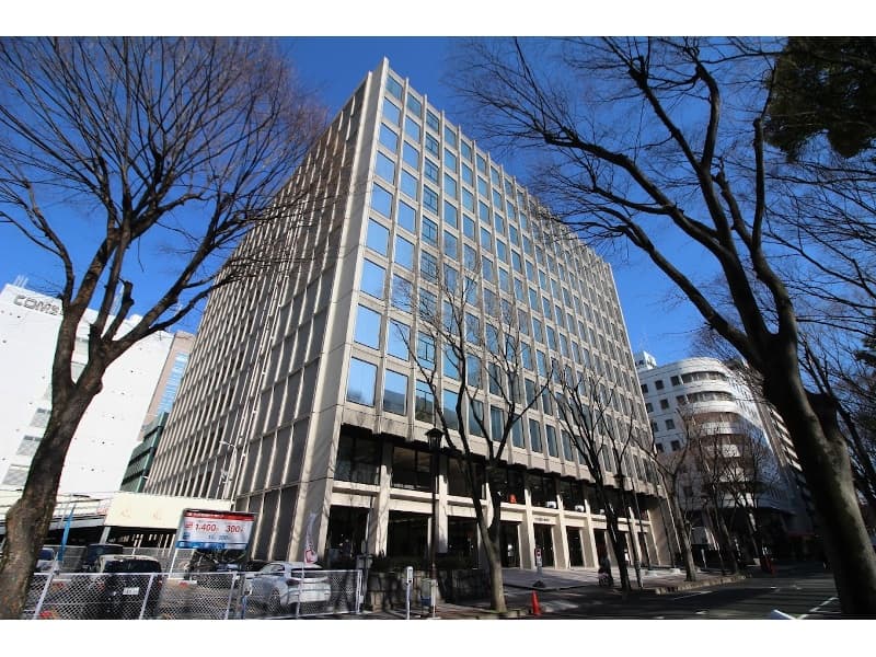 【外観】
地下鉄伏見駅すぐ。白川公園正面に位置する名古屋商工会議所。名商グリルは、名古屋商工会議所の２階にございます。