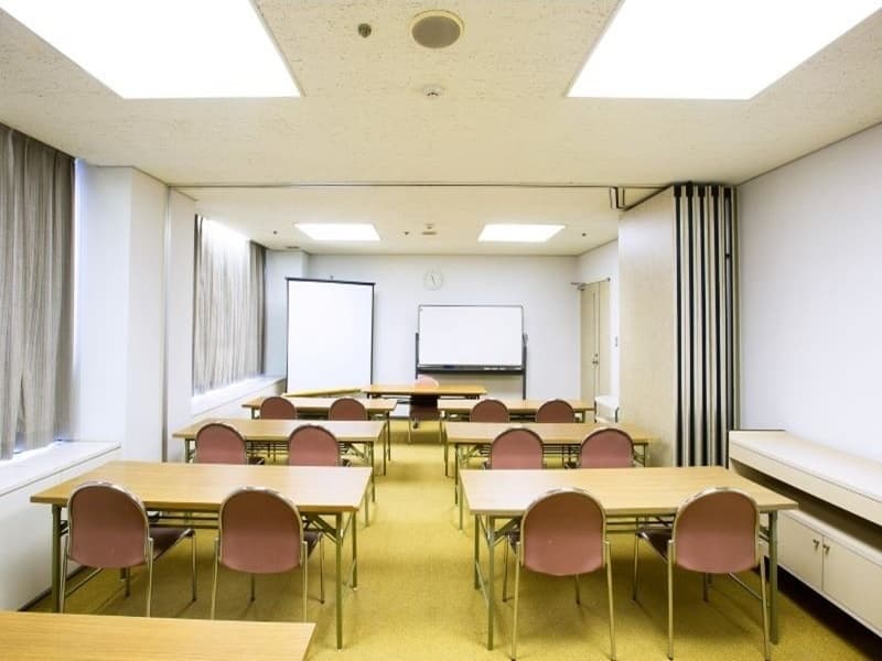 【研修室】34㎡（10坪）
教室スタイル２５名まで可　２分割も可能　　
同タイプで　２室あり