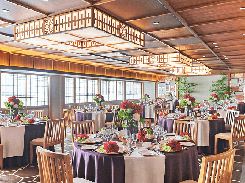 ■中会場-瑞葉-MIZUHA
立食80名/着席60名/スクール60名/シアター100名
障子窓から降り注ぐ日差しが、落ち着きとやすらぎを与える上質空間。明るい木のぬくもりが感じられる、落ち着きあるパーティ会場。