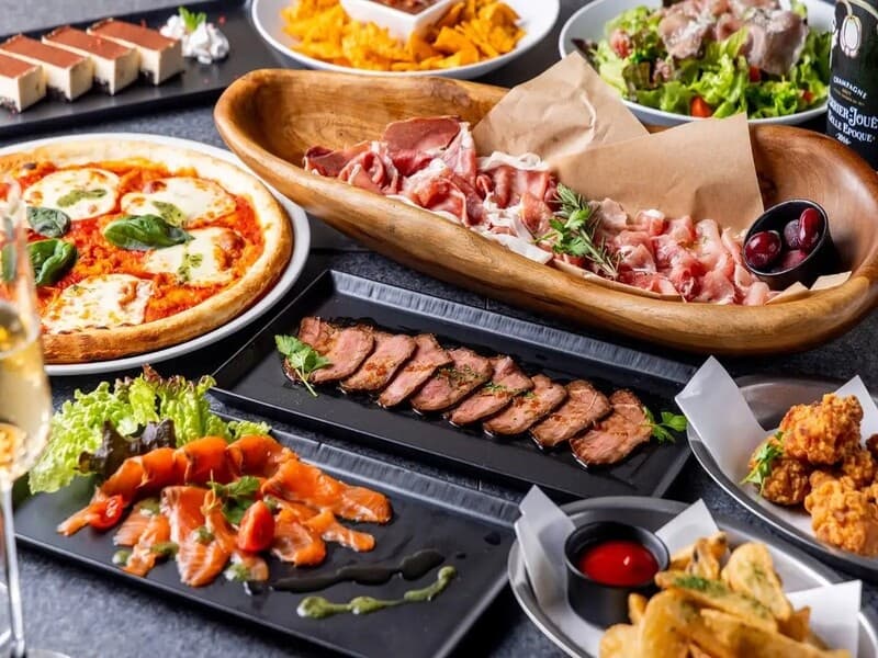 美味しく食べて飲んで遊べるのが「DELTA＋有楽町店」豊富なドリンクと一緒に味わう料理も自慢です！