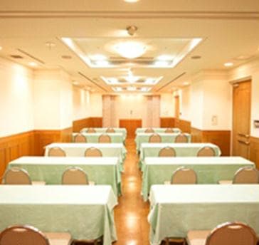 ■メイプル
部署内の会議や役員会などの少人数の会議から各種打ち上げ会等、アットホームな雰囲気のパーティに最適です。