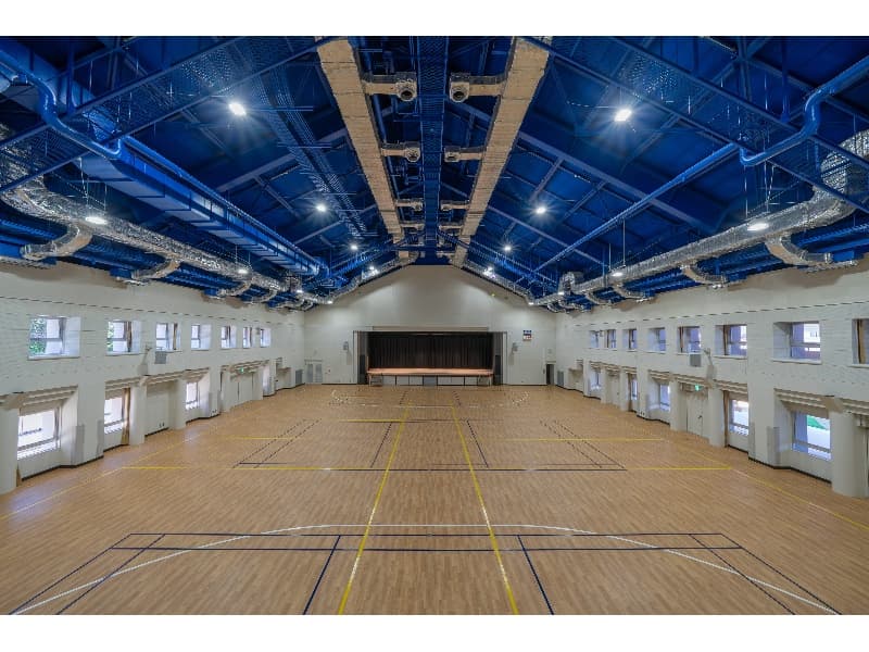 総合研修館
定員：500名
サイズ：約34m × 約22m =740㎡（ステージ含む）
設備：冷暖房空調完備
入所式、退所式、レクリエーション、体験プログラム、研修、各種スポーツに利用できます。