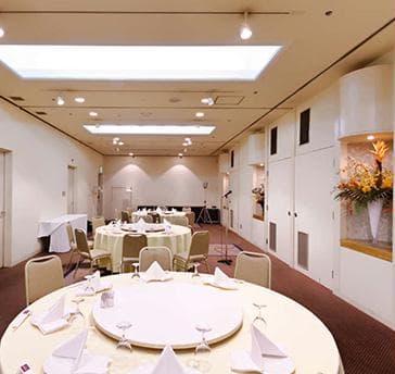 宴会場【星】
面積：80㎡
会議シアター形式：84名
会議スクール形式：42名
宴会立食：50名
宴会着席：32名
中規模宴席に最適です。