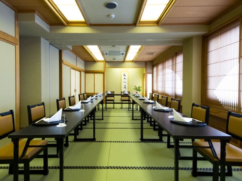 9F 宴会場 『栂』
落ち着いた雰囲気の少人数向け多目的会場です。（ロの字形式20名）