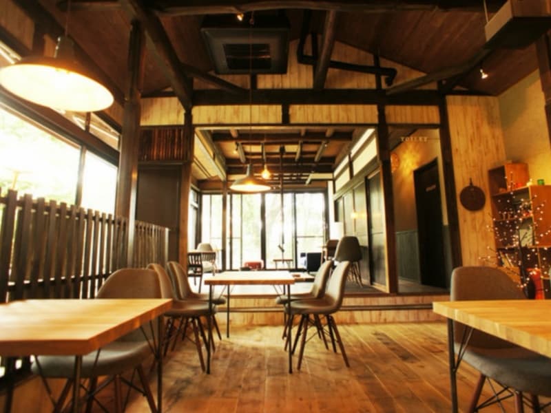 お洒落で歴史を感じる店内
47席(屋内27席 / ウッドデッキ20席)
着席時 ：30人　立食時 ：40人