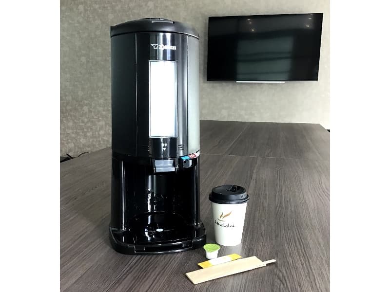 ビル1階カフェ「Hualalai」のコーヒーポットサービスもご利用いただけます。（別途有料）