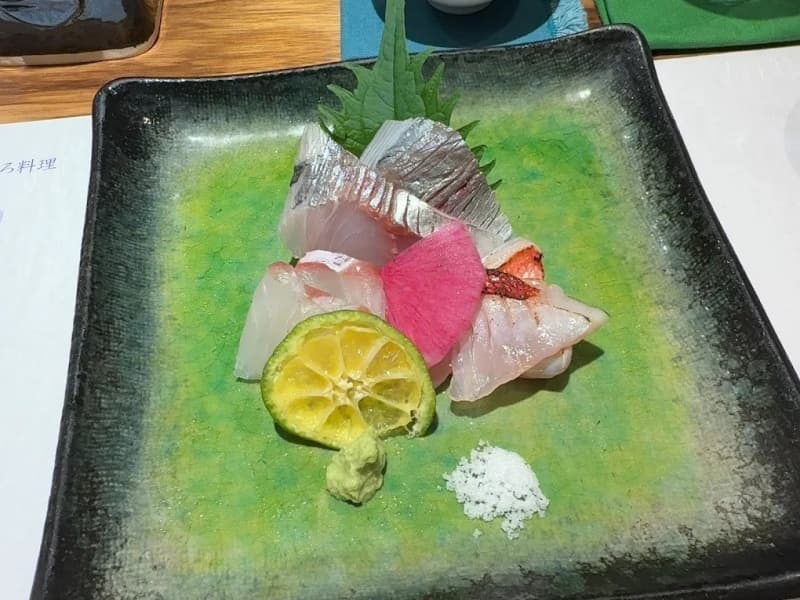 店主が目利きした旬の刺身。見た目も美しい盛り付けと、素材の旨味が際立つ透き通るような白身が食欲をそそります。