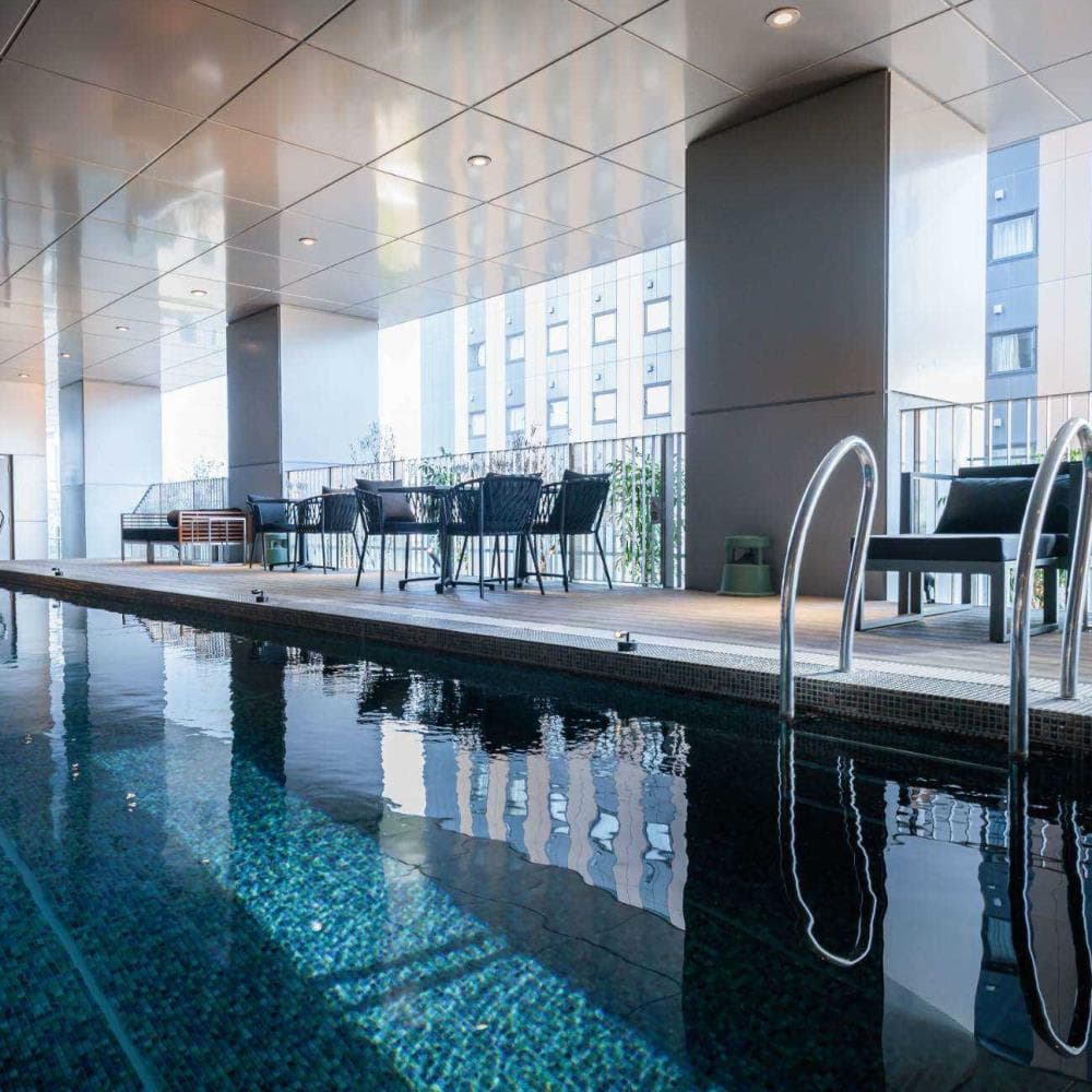 昼のプールサイド別角度_X PLACE water terrace<歌舞伎町タワー5階>
