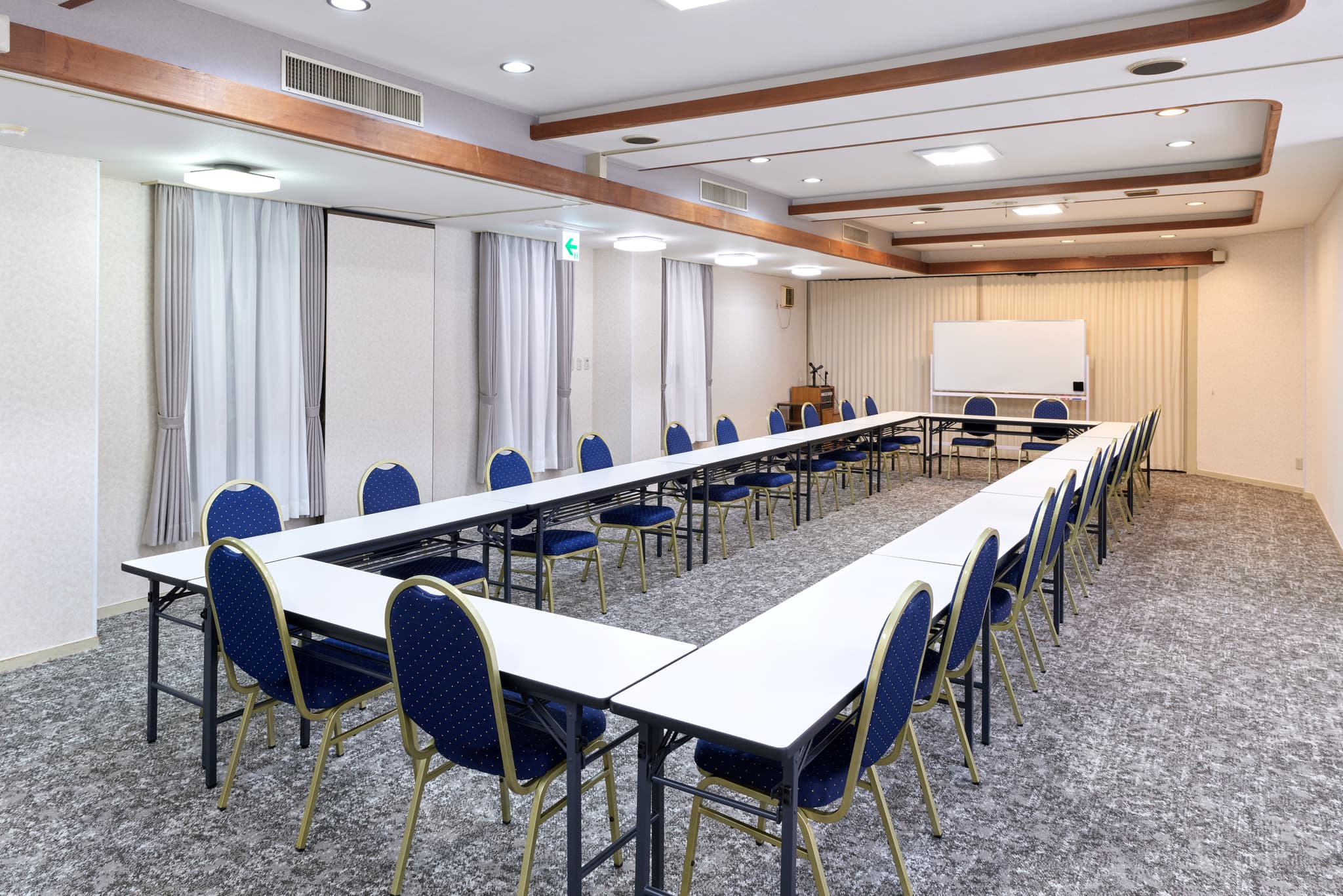 【梅の間】～外光が差し込む爽やかな空間で、一体感のある集まりを実現場～
大きめの窓から自然光が差し込む明るく開放的な中型会場です（スクール最大60名／ロの字最大45名）。アットホームで開放感のある雰囲気は、長時間にわたる江坂での社内研修や講習会でも参加者がリフレッシュしながら集中力をキープできます。