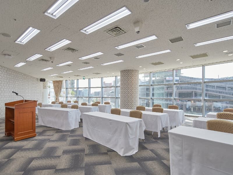 5F MEETING ROOM（ミーティングルーム） 107㎡

大きな窓からあたたかな光を感じる「ミーティングルーム」。
開放的な空間でゆったりとしたお時間をお過ごしいただけます。会議やセミナーなどにぴったりのお部屋です。