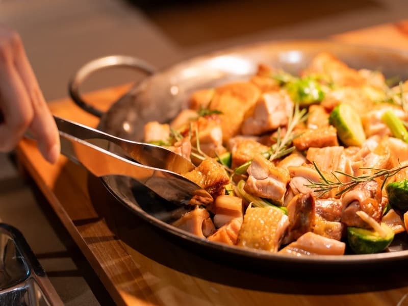 お料理イメージ：広島赤鶏と季節野菜のロースト
季節によりメニュー内容に変更がある可能性があります。