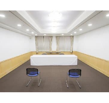 最大シアター型で７０名収容可能です。

お客様の用途に合わせてレイアウトさせていただきます。

「会議・研修・セミナー・展示会・パーティー等」、様々なニーズに合わせてご利用いただけます。
