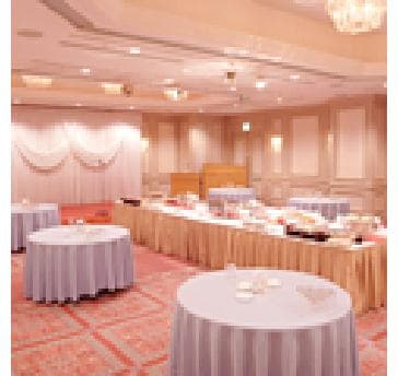 【ガーネット】
面積：105㎡ ／縦：11.3m／横：9.3m／天井高：3.0m
スクール：84名／口の字：54名／立食：70名／正餐：50名