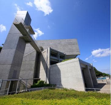 世界的建築家・安藤忠雄氏設計によるリゾートハウス。海と風を感じながら、森の緑の中に包まれるような安らぎの空間をご提供。暮らすように泊まる、滞在型の淡路島観光の拠点にぜひご利用ください。
