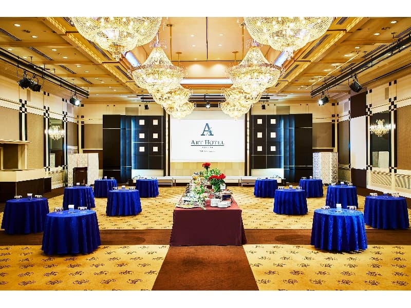 宴会場「舞」
シアターで580名、スクール形式で280名、着席宴会で260名、立食宴会で430名を収容可能なマルチバンケットです。
天井開閉式で明るい外光も取り入れる事も可能です。