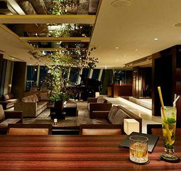 【The BAR】
着席:40名　立食:80名
レインボーブリッジや視界いっぱいに広がるゴージャスな東京の夜景。大人だけの時間をこの贅沢な空間でお過ごし下さい。
