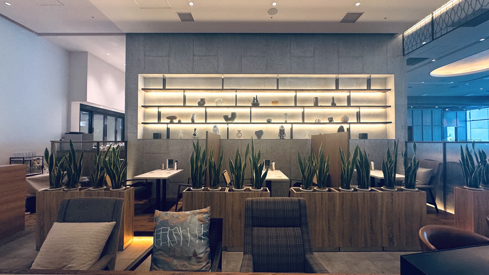 メインフロア_X PLACE cafe lounge<歌舞伎町タワー5階>