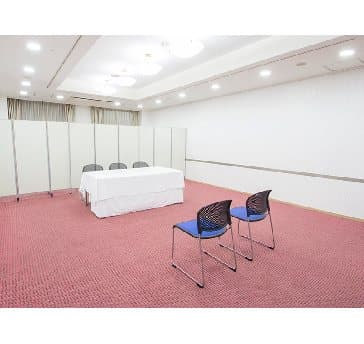 最大シアター型で７０名収容可能です。

お客様の用途に合わせてレイアウトさせていただきます。

「会議・研修・セミナー・展示会・パーティー等」、様々なニーズに合わせてご利用いただけます。