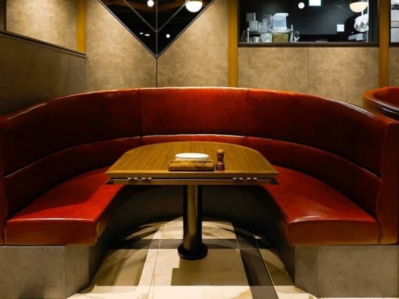ソファ席では、みんなでおしゃべりするのにぴったり