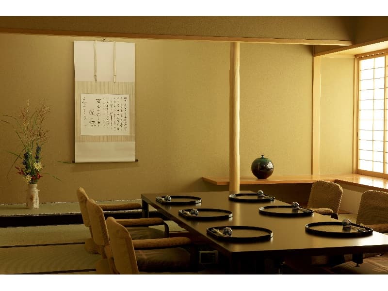 日本料理「大志満」(1階)喧騒をはなれ、ゆったりとおくつろぎいただける和の設え。加賀の趣きと季節を大切にしたお料理を銘酒と共にお愉しみいただけます。
