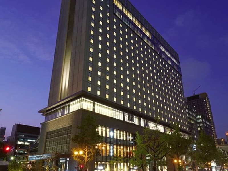 ホテル外観（夕景）＆御堂筋の銀杏並木
