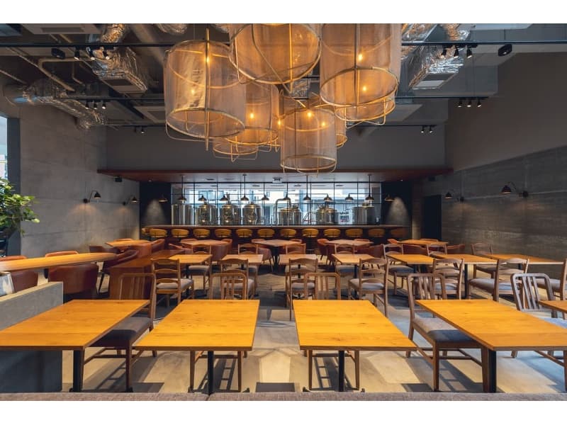 店内イメージ２
天井も高く広々とした空間です。
テーブルの組み合わせは柔軟に対応できます。