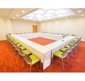 最大シアター型で８０名収容可能です。

企業説明会・講演会・研修会・会議 など様々な用途にご対応致します。
窓が大きく開放感がありアパレル展示会やイベントルームとしてのご利用にも最適です。また、ビル最上階にあり日当たり 眺めも良く最高のロケーション。
