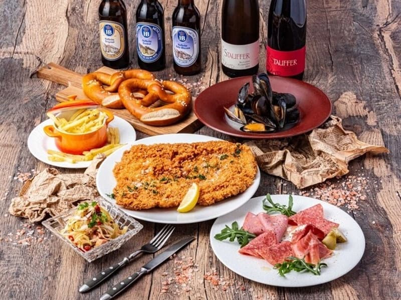 外はカリカリ・中はジューシーな「シュバイネ・ハクセ」など、ビールとの相性を追求した伝統的なドイツの味覚が揃います。