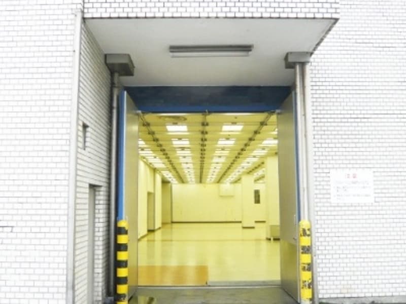 第一展示場はホールごとに両開きドアの大きな搬出入口付き（6箇所）