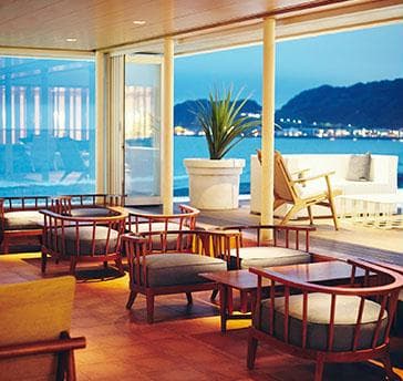 海の輝きと波音、そよ風、自然と共に 緩やかに時が流れるこの場所で寛ぎの時間をお過ごしください。